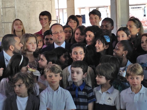 Em visita a escola franco-brasileira de Brasília, o presidente francês François Hollande posou para fotos ao lado de estudantes (Foto: Luciana Amara/G1)