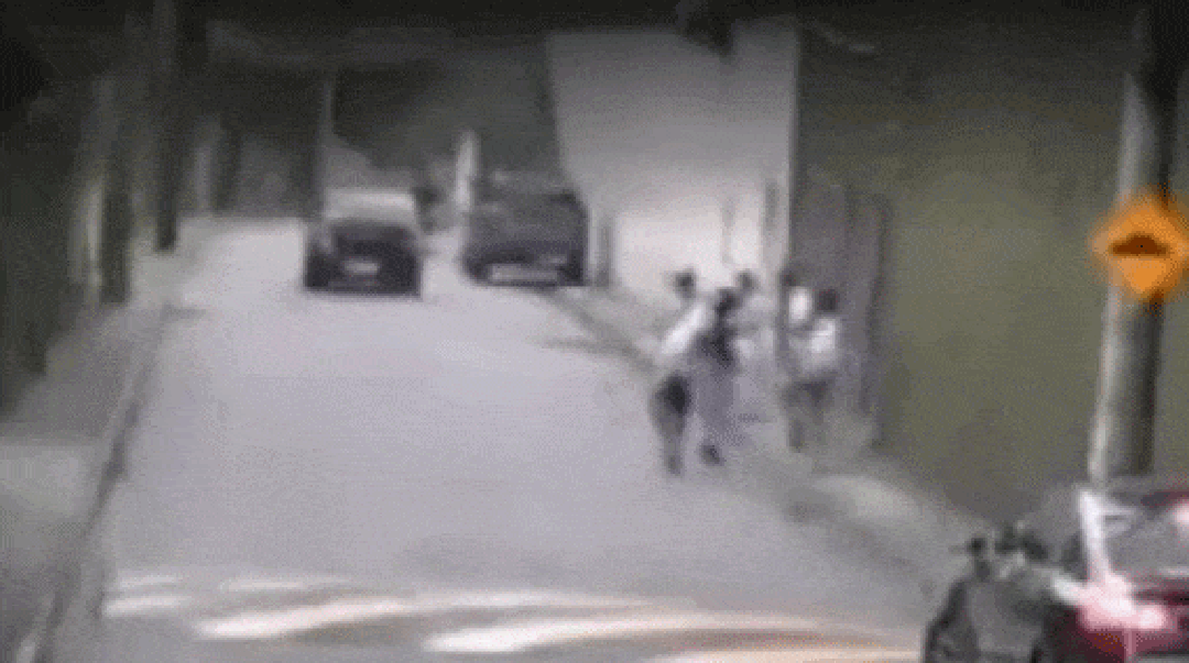 Gif mostra muro caindo sobre carro no Rio de Janeiro