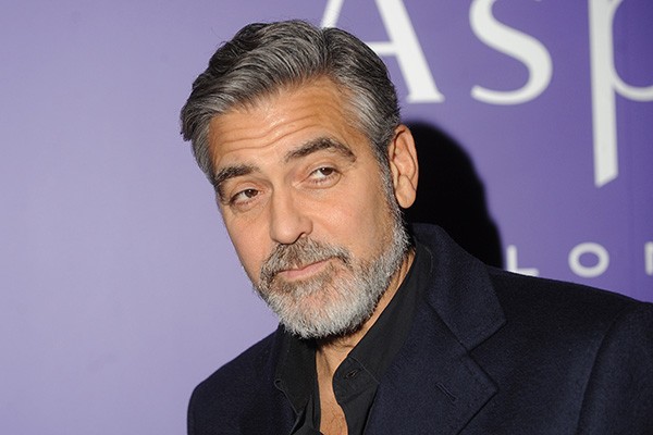 Da série coisas que só melhoram com o tempo: apesar de parecer um pouco mais velho quando está com a barba, George Clooney continua charmoso. (Foto: Getty Images)