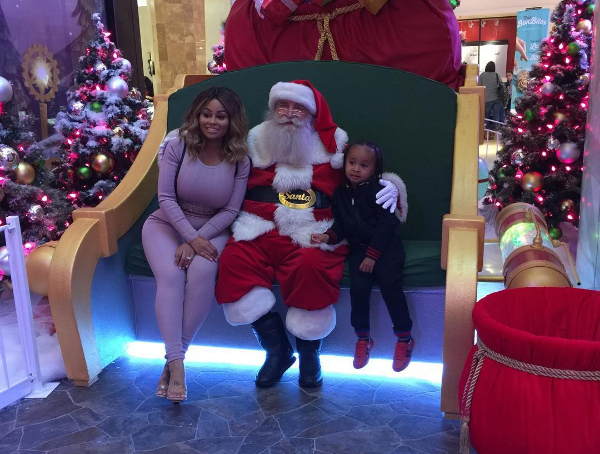 A modelo Blac Chyna com o filho e o Papai Noel (Foto: Instagram)