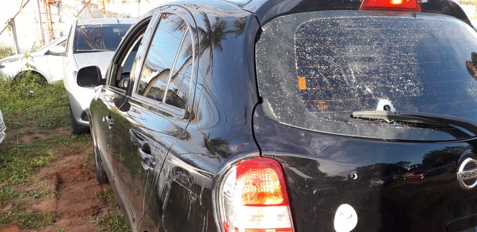 Carro foi recuperado pela PM apÃ³s troca de tiros com assaltantes na Zona Leste de Natal â€” Foto: KlÃªnyo GalvÃ£o/Inter TV Cabugi