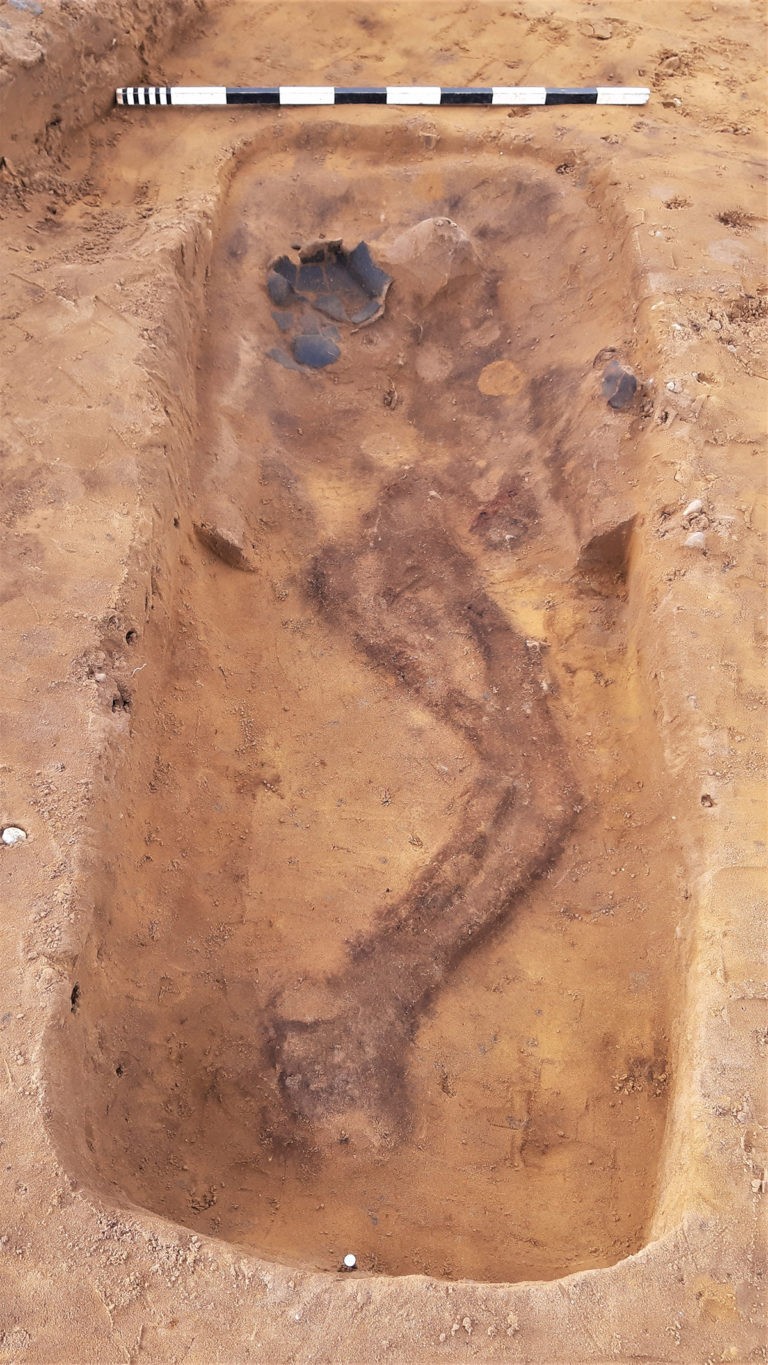 A acidez do solo do cemitério fez os esqueletos do cemitério anglo-saxão desaparecerem (Foto: Suffolk County Council)