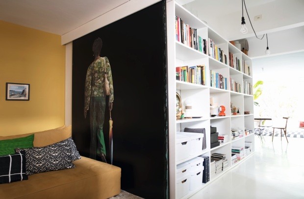 Maurício Arruda mostra seu apartamento com tetos coloridos (Foto: Lufe Gomes)