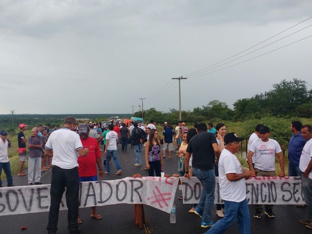 Manifestantes bloquearam a rodovia e só liberaram a passagem de ambulâncias (Foto: Derlizandra Marques)