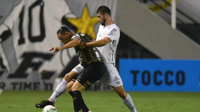 Ricardo Oliveira em lance com Laércio