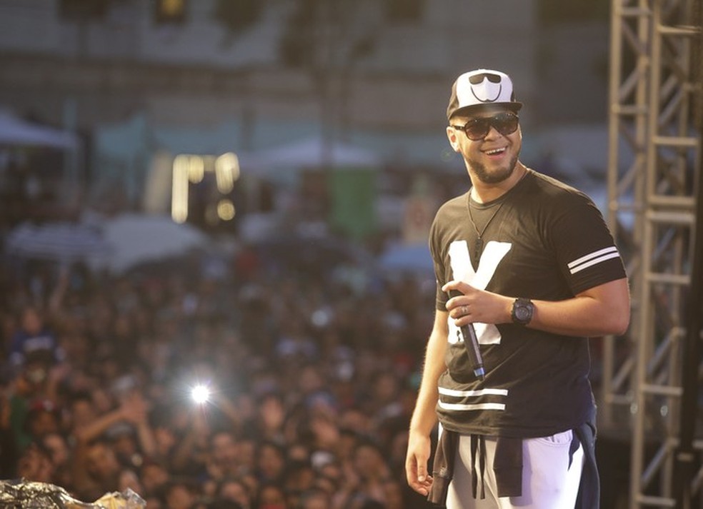 Ton Carfi no palco do 'Festival Promessas' — Foto: RPC