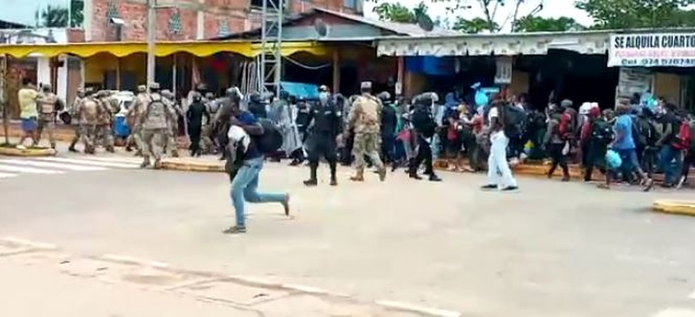 Imigrantes ivandem lado peruano após romper barreira policial  — Foto: Reprodução