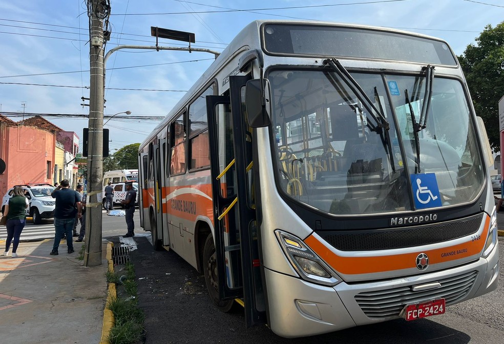 Acidente envolvendo o ônibus foi na área central de Bauru — Foto: Gabriel Pelosi/ TV TEM 