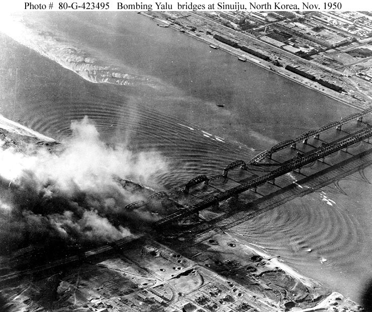  (Foto: U.S. Navy - Photo #: 80-G-423495, Attacks on Yalu River Bridges, November 1950. Official U.S. Navy Photograph/Domínio Público)