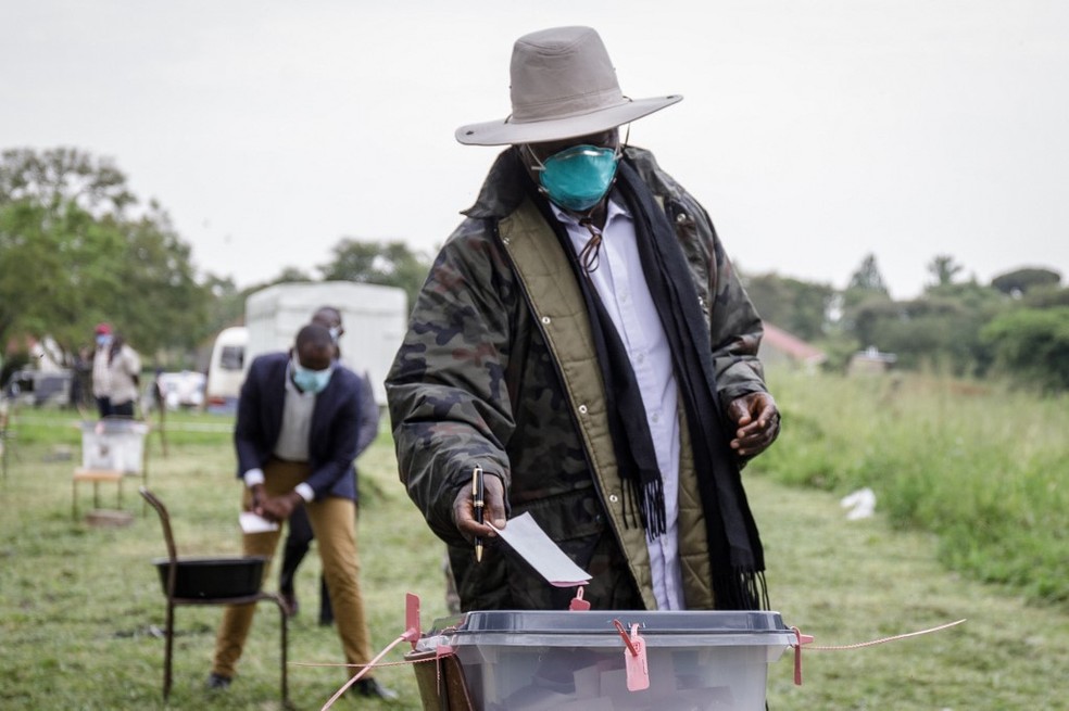 O presidente de Uganda, Yoweri Museveni, votou em uma seção eleitoral da escola de ensino médio Kaaroh em Kiruhura, Uganda, em 14 de janeiro de 2021. Os ugandeses votaram em 14 de janeiro de 2021 sob forte segurança e um blecaute na internet em uma eleição que colocou o veterano líder Yoweri Museveni contra um ex-popstar após uma das campanhas mais sangrentas dos últimos anos. — Foto: Badru KATUMBA / AFP
