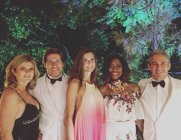Gloria Maria (4ª da esquerda pra direita) (Foto: Reprodução/Instagram)