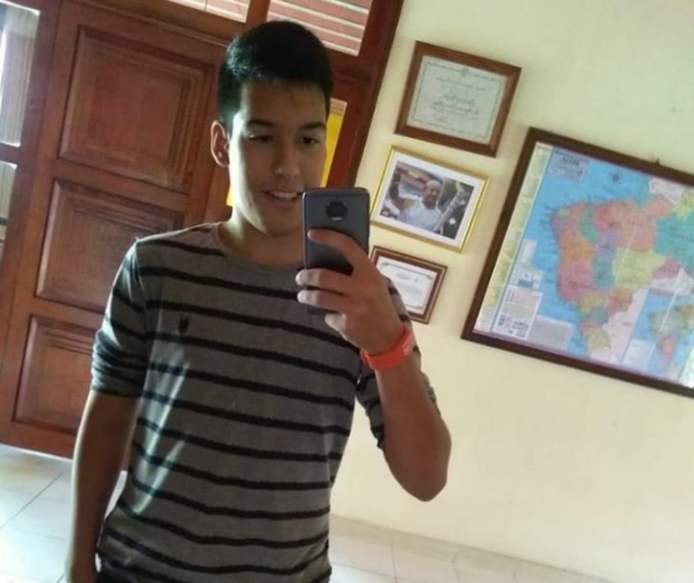 Estudante de 16 anos morreu eletrocutado no momento em que celular estava carregando em Tianguá.  (Foto: Reprodução/Arquivo Pessoal)