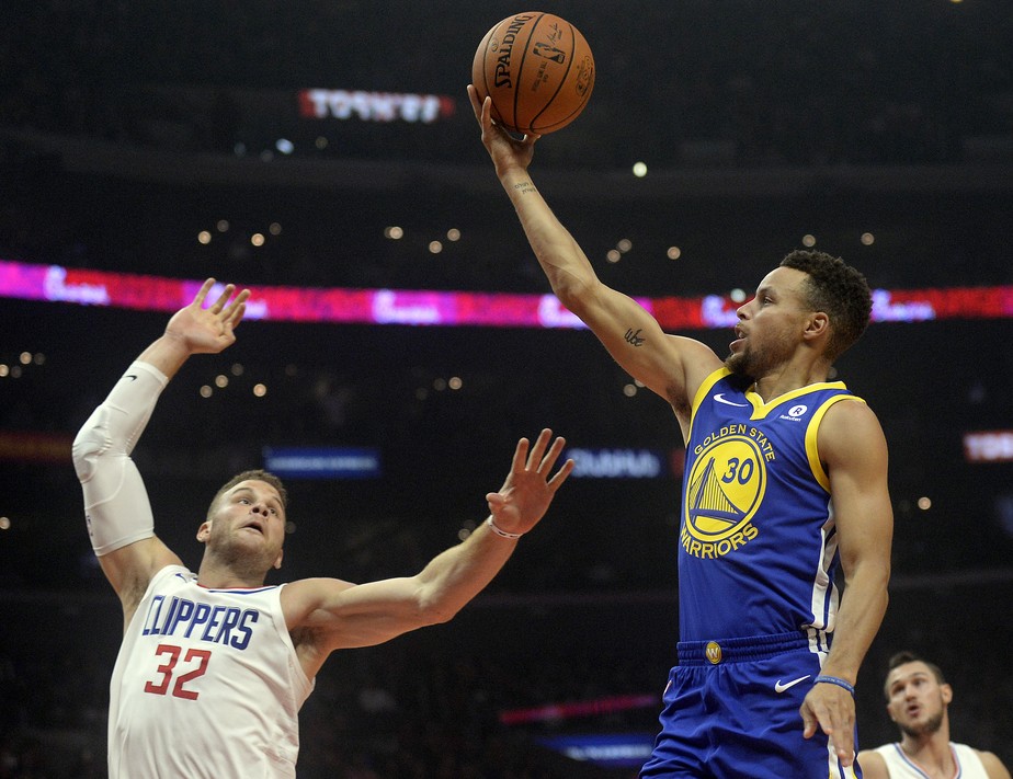 Com Curry afiado, Warriors mostram fome, derrubam Clippers e voltam a vencer