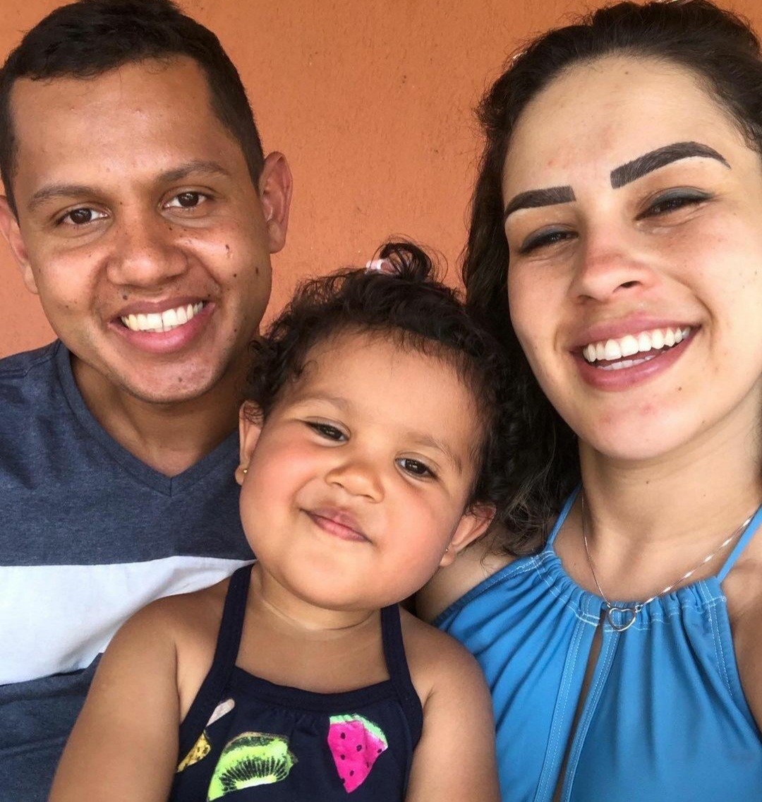 A pequena Manu e seus pais, Luiz Carlos e Hannary (Foto: Reprodução / Instagram )