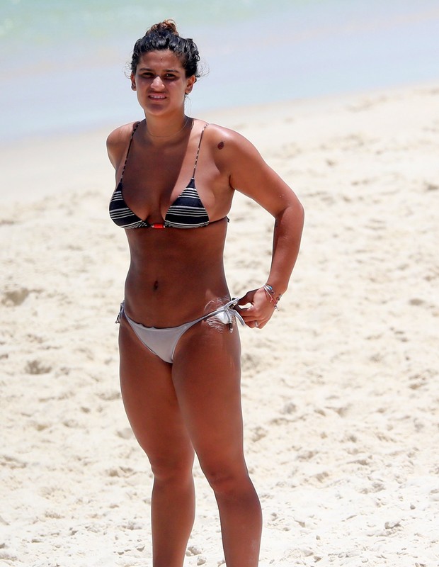 Giulia Costa na praia (Foto: AgNews)