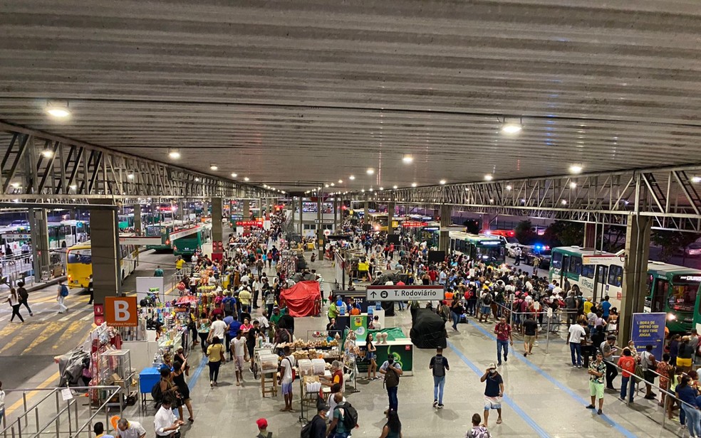 Tiroteio deixa feridos no terminal de ônibus de Pirajá, em Salvador — Foto: Cauê Mendes/TV Bahia