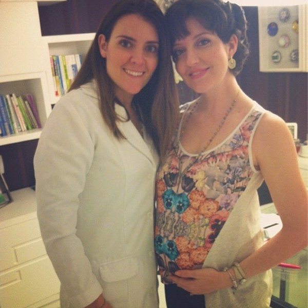 Larissa Maciel, grávida de 6 meses, ao lado de sua nutricionista (Foto: Reprodução/Instagram)
