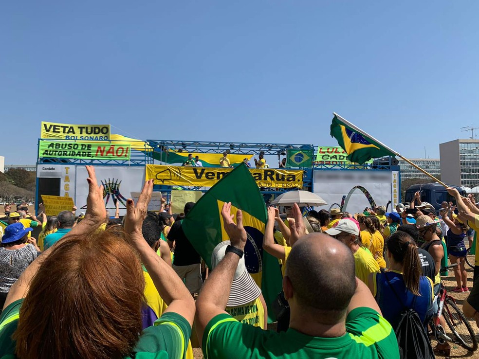 Manifestantes fazem ato na Esplanada dos Ministérios em favor do presidnete Jair Bolsonaro  — Foto: Rafaella Viana/TV Globo 