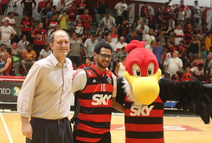 Ronald Ramon renova com o Flamengo por mais uma temporada