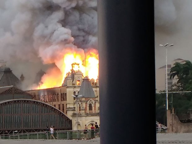 Internauta flagrou o incêndio no Museu da Língua Portuguesa (Foto: Cristiane Neri/VC no G1)