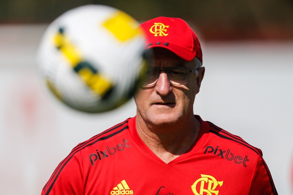 Dorival vê efeito Paulo Sousa dificultar planos do Flamengo no Brasileirão