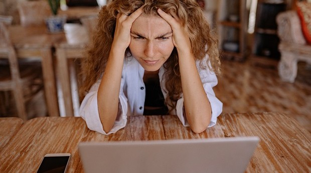 Burnout; aborrecida; estresse; empreendedora; trabalho; desmotivada (Foto: Yan Krukov / Pexels)