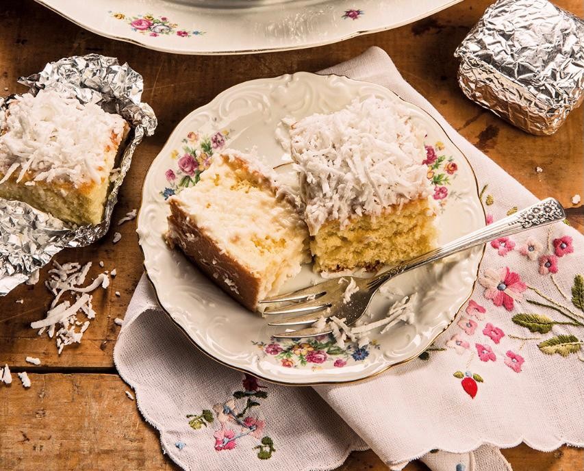 Você pode embrulhar o bolo de coco gelado em papel alumínio para manter a temperatura e umidade (Foto: Alexandre Schneider / Divulgação)