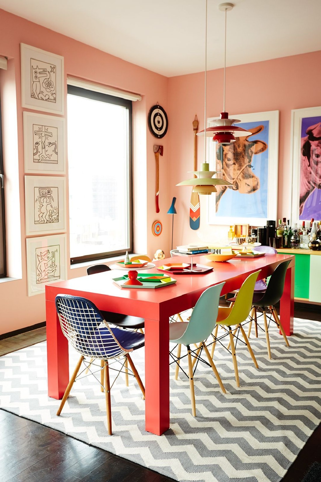 Décor do dia sala de jantar colorida com mix de cadeiras  (Foto: Divulgação)