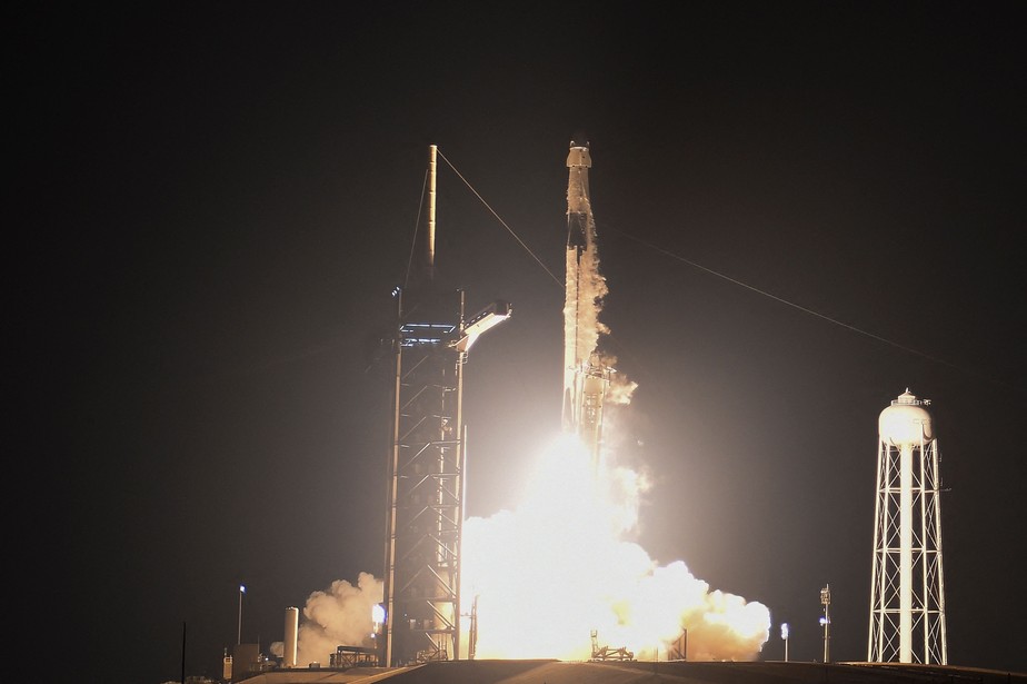 Sexta missão da espaçonave SpaceX é lançada de Cabo Canaveral, Flórida. Missão é parte de rodízio da equipe da Estação Espacial Intgernacional