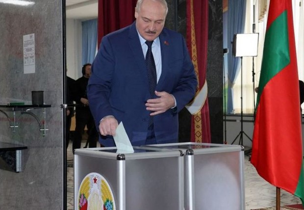 Lukashenko votando em um referendo no domingo sobre armas nucleares em Belarus (Foto: Getty Images via BBC News)