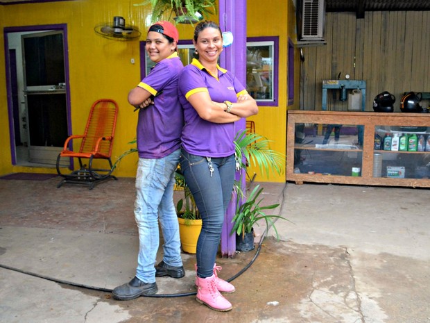 A mecânica Cris Negreiros trabalha junto com Danielle atendendo mulheres em uma oficina de Rio Branco (Foto: Quésia Melo/G1)