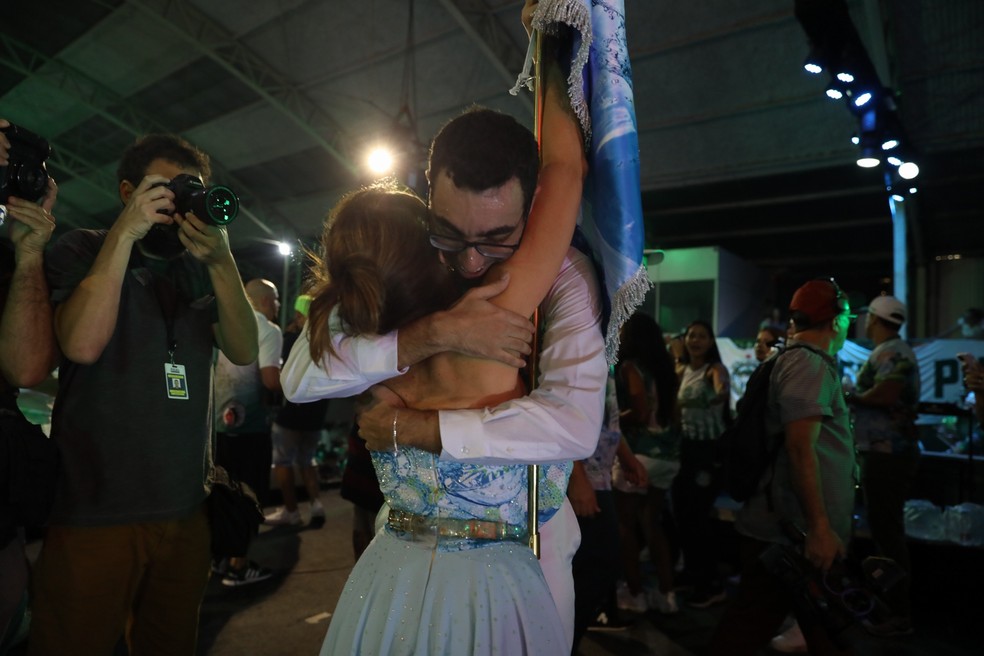 Integrantes da Mancha de abraçando em comemoração ao título. — Foto: Fábio Tito/ g1