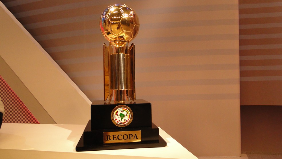 Taça da Recopa Sul-americana que o Flamengo vai disputar em 2020 — Foto: Tayrane Corrêa