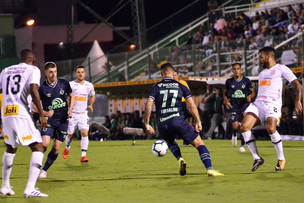 Chapecoense avalia vender mandos de campo contra Flamengo e Corinthians