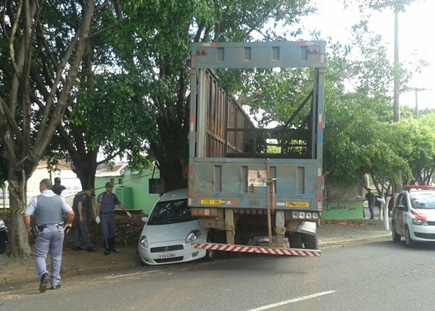 G1 - Caminhão Desgovernado Atravessa Avenida E Bate Contra Lanchonete ...