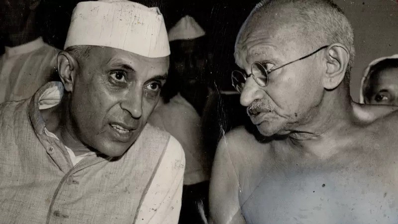 Os principais ativistas da independência, Jawaharlal Nehru (à esquerda) e Mahatma Gandhi (à direita), queriam uma Índia que abraçasse todas as religiões (Foto: GETTY IMAGES via BBC)