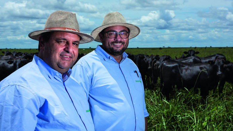 Moacir Tavares, gerente de pecuária, e Wender Vinhadelli, diretor de operações da empresa. (Foto: Fernando Martinho)