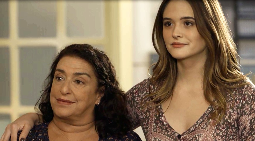 Luna (Juliana Paiva) engana Helena (Flávia Alessandra) e diz que Ermelinda (Grace Gianoukas) é a sua mãe, em 'Salve-se Quem Puder' — Foto: Globo