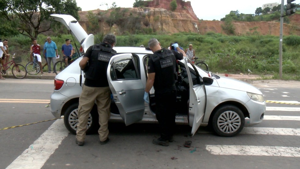 Equipes da Polícia Civil analisam carro alvo de ataque a tiros em Vila Velha, ES — Foto: Reprodução/TV Gazeta