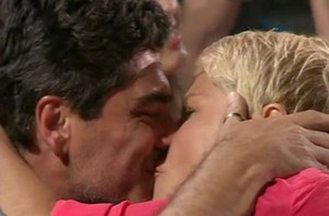 Xuxa e Junno namoram muito ao som da dupla sertaneja (TV Xuxa / TV Globo)