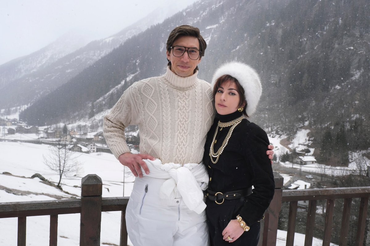 Em uma das primeiras imagens divulgadas do longa, uma adaptação do traje na neve: aqui, com um pesado suéter off-white com gola rulê, além dos óculos de armação pesada que caracterizam o personagem (Foto: Getty Images)