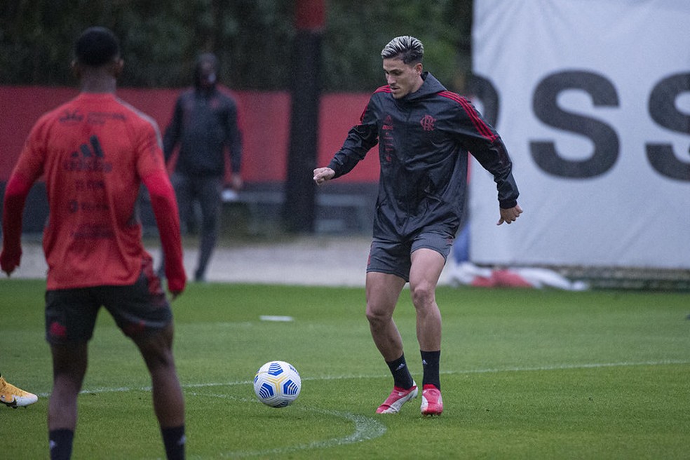 Pedro em treinamento na &uacute;ltima sexta-feira, no Ninho do Urubu &mdash; Foto: Alexandre Vidal / CRF