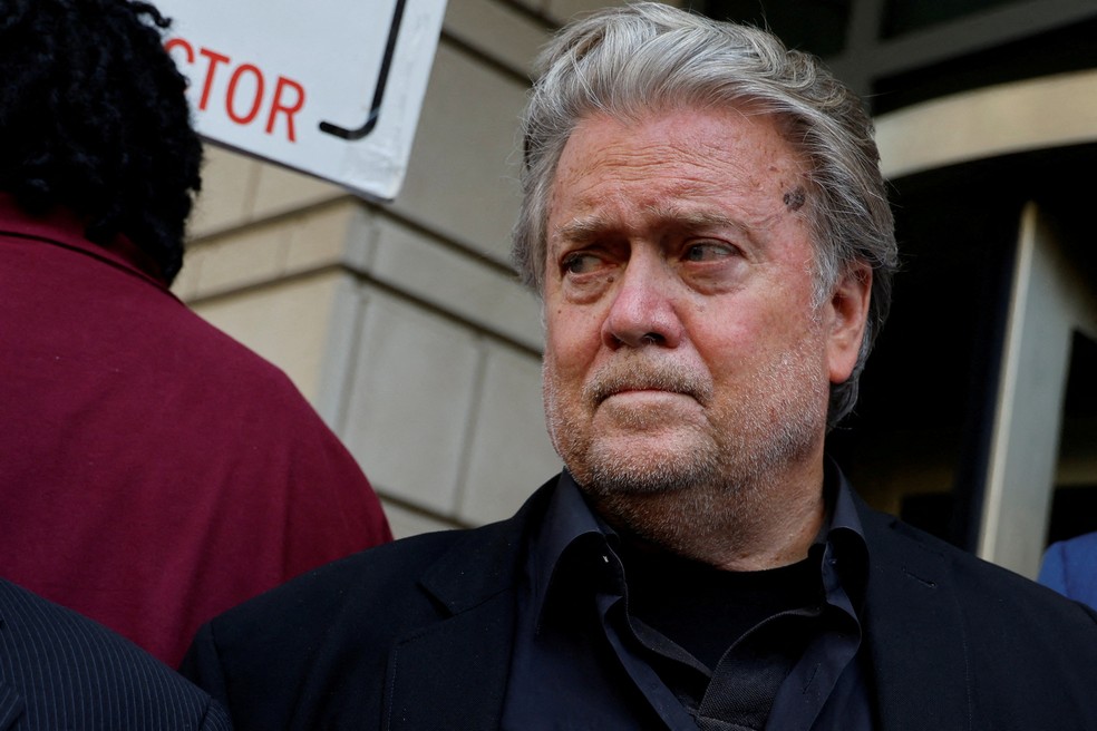 Steve Bannon, ex-assessor de Donald Trump, se entrega às autoridades em Nova York. — Foto: Reuters