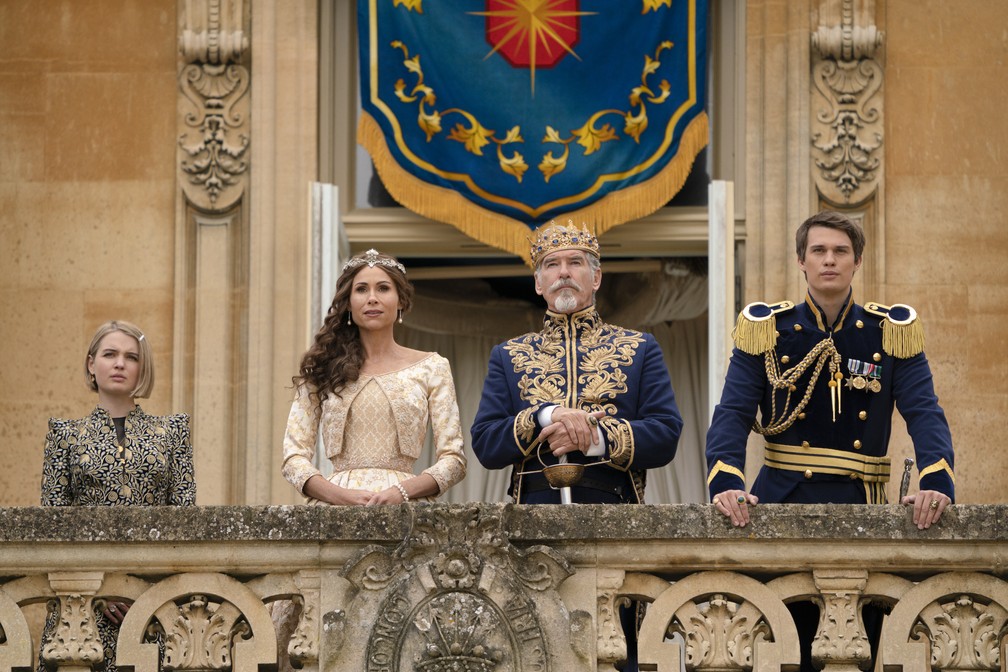 Tallulah Greive, Minnie Driver, Pierce Brosnan e Nicholas Galitzine em cena de 'Cinderela' — Foto: Divulgação