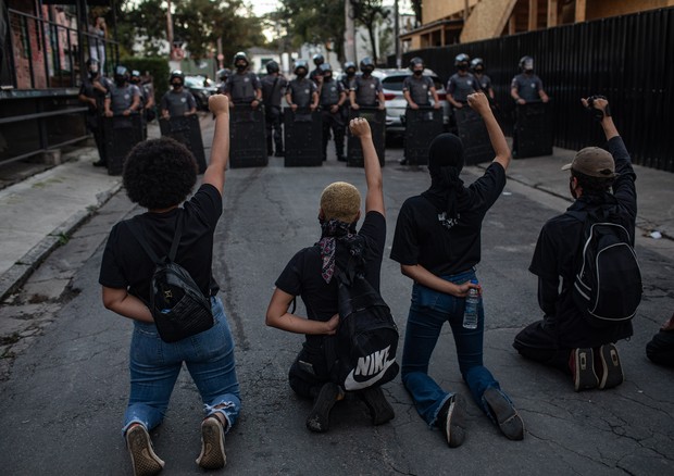 SAO PAULO, BRAZIL – JUNE 07: Demonstrators march in a Black Lives Matter protest at Largo da Batata on June 7, 2020 in Sao Paulo, Brazil. People of African descent make up at least 56% of Brazil’s population, however Afro-Brazilians face wide spread econo (Foto: Getty Images)