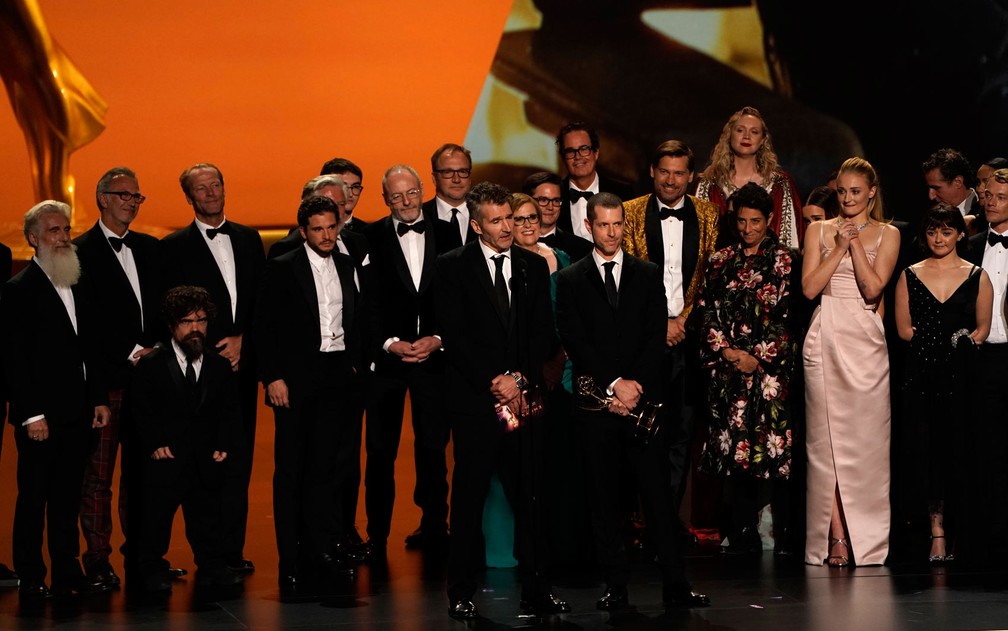 O elenco e produtores de ‘Game of thrones’ recebem o prêmio de melhor série de drama, no 71º Emmy no Microsoft Theatre, em Los Angeles, no domingo (22) — Foto: Reuters/Mike Blake