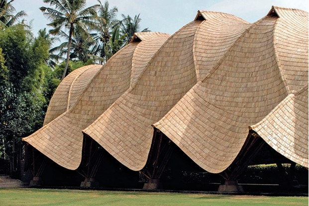 Além do Vale - A Green School, em Bali, lançou mão do bambu, um elemento abundante na região, para construir seu ginásio de esportes batizado de The Arc (Foto: Divulgação)