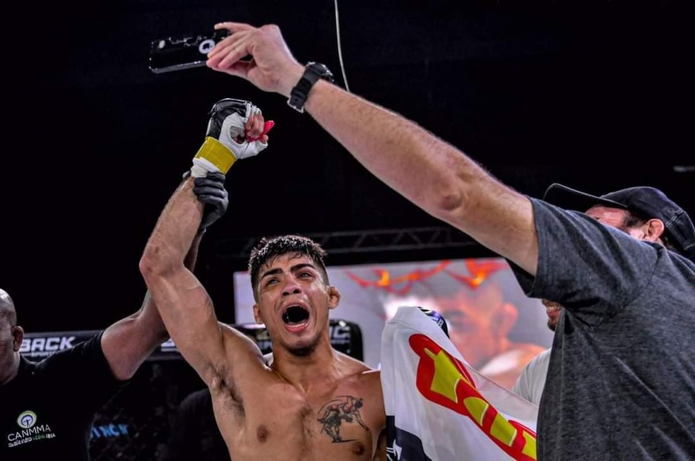 Matheus Bahia comemora primeira vitória em luta profissional — Foto: Netto / Fight Pro Championship