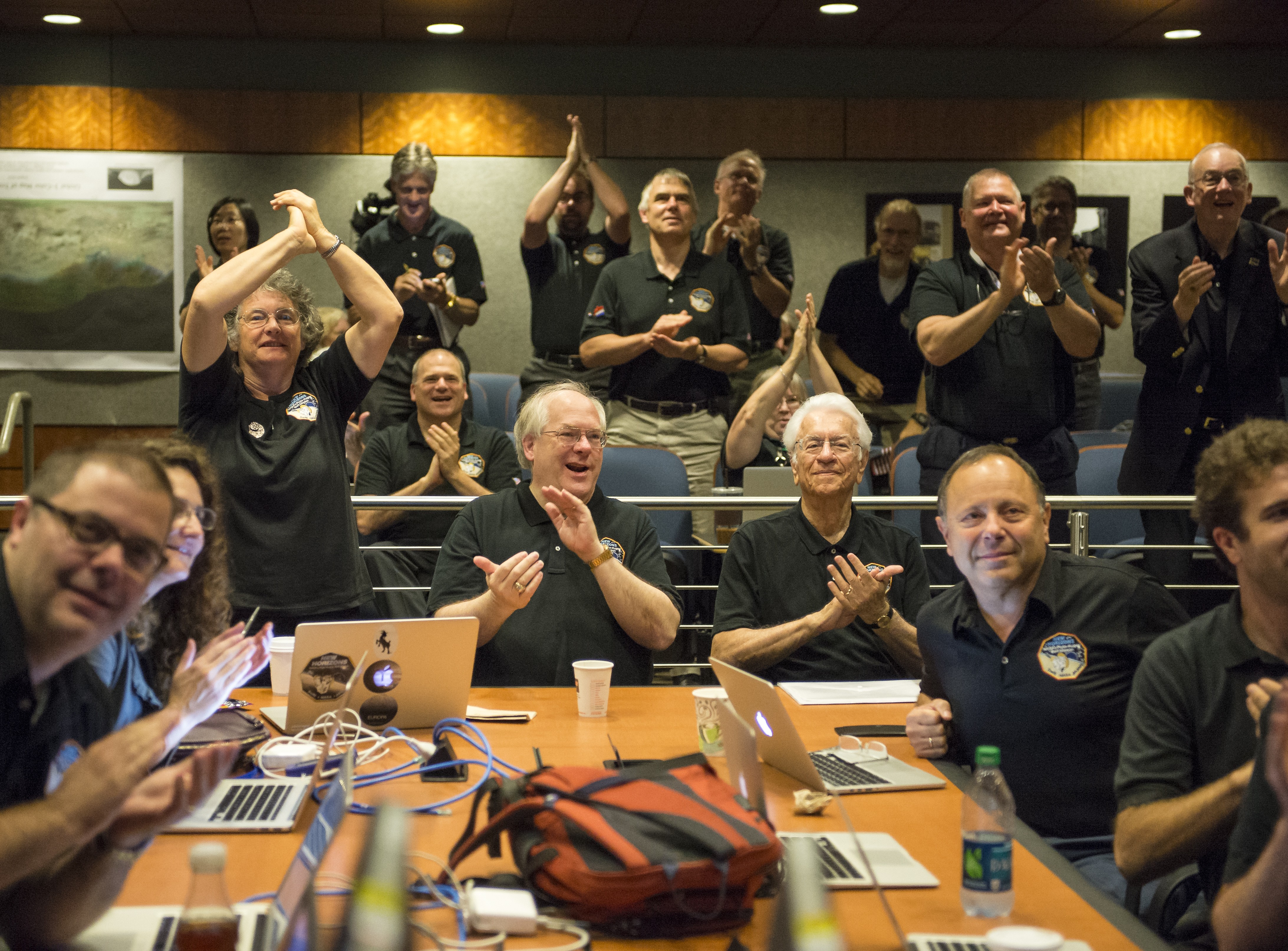 Reação da equipe de cientistas da missão New Horizons ao ver a primeira imagem em alta resolução de Plutão (Foto: NASA)