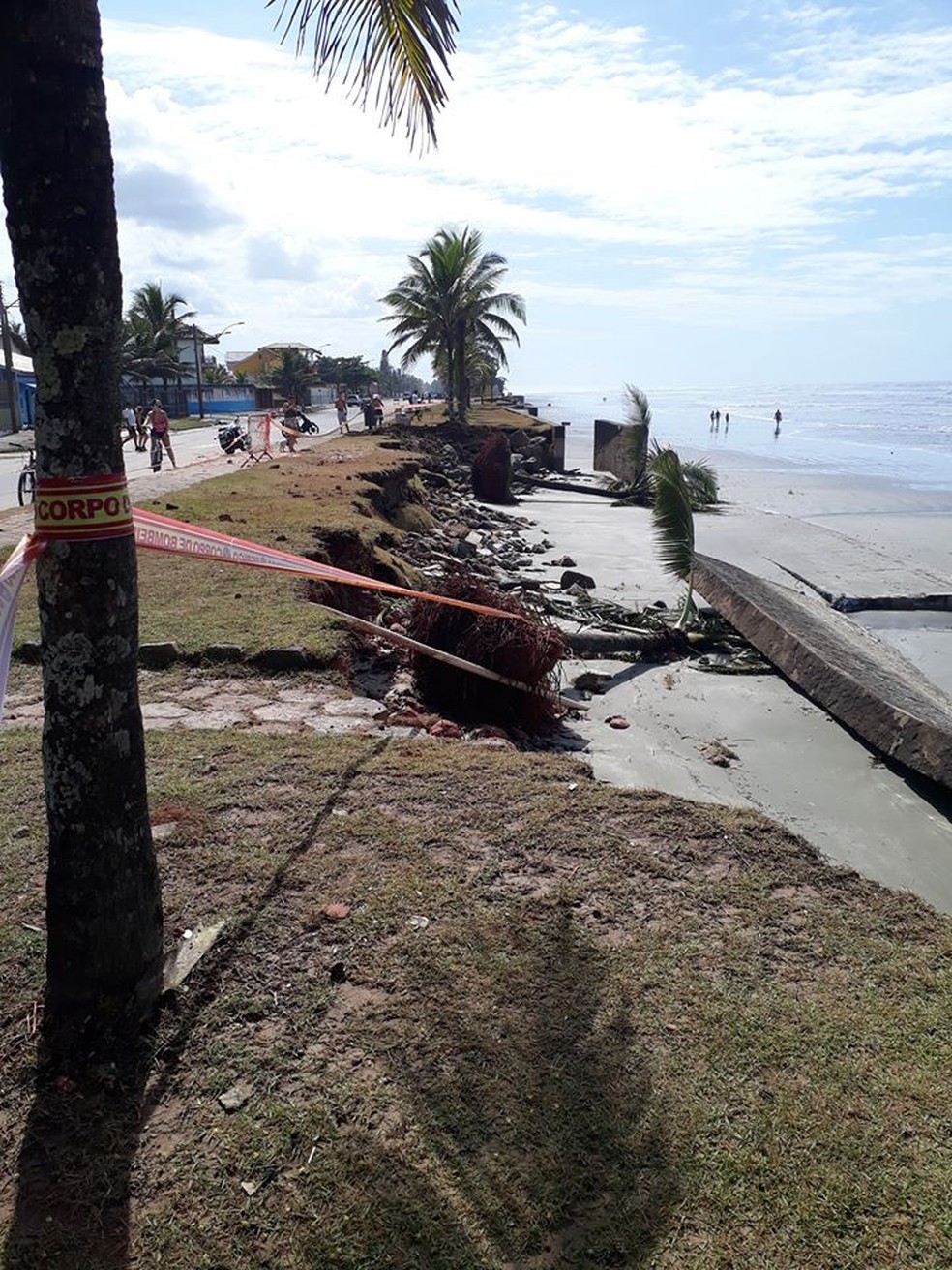 Orla da praia sofreu com a ação do forte avanço do mar em Peruíbe. — Foto: Reprodução/Nelson Alexandre